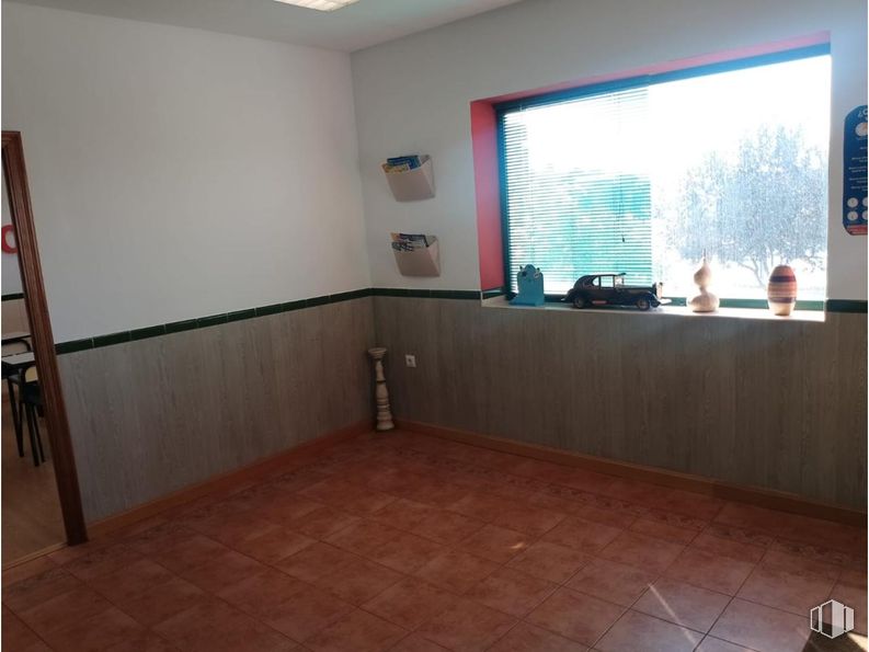 Retail for sale & for rent at Avenida Juan Carlos I, Cuenca, 16004 with window, building, window blind, wood, fixture, interior design, shade, house, houseplant and floor around