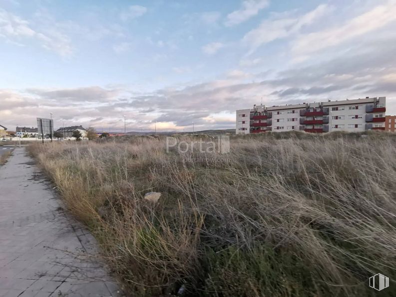 Land for sale at Calle Manuel Ciges Aparicio, Ávila, 05002 with building, cloud, sky, plant, water, natural landscape, land lot, grassland, plain and grass around