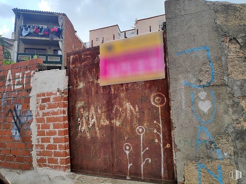 Land for sale at Calle San Roque, Piedralaves, Ávila, 05440 with door, building, sky, daytime, azure, paint, road surface, purple, brick and cloud around