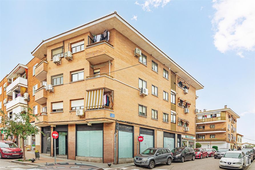 Retail for sale at Avenida Constitución, Mejorada del Campo, Madrid, 28840 with car, building, sky, wheel, tire, property, window, cloud, vehicle and urban design around