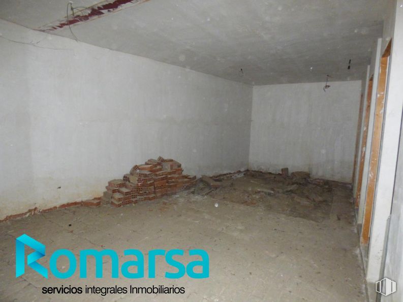 Retail for sale at Calle El Chorrito, El Barraco, Ávila, 00000 with property, floor, wall, flooring, composite material, gas, concrete, ceiling, building material and room around