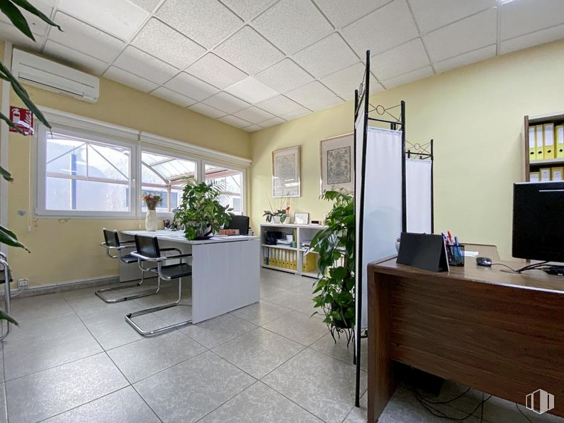 Oficina en venta en Calle Azuela, Collado Villalba, Madrid, 28400 con pantalla de ordenador, escritorio, ventana, planta de interior, electrodoméstico, silla, mueble, mesa, planta y propiedad alrededor