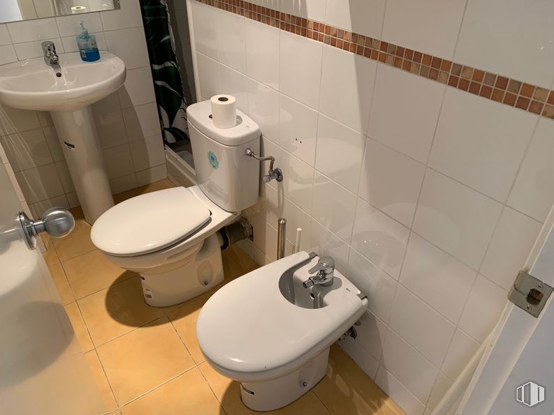 Oficina en alquiler en Zona Centro, Centro, Madrid, 28015 con inodoro, fregadero, asiento de inodoro, accesorio de fontanería, propiedad, blanco, baño, morado, lavabo de baño y negro alrededor