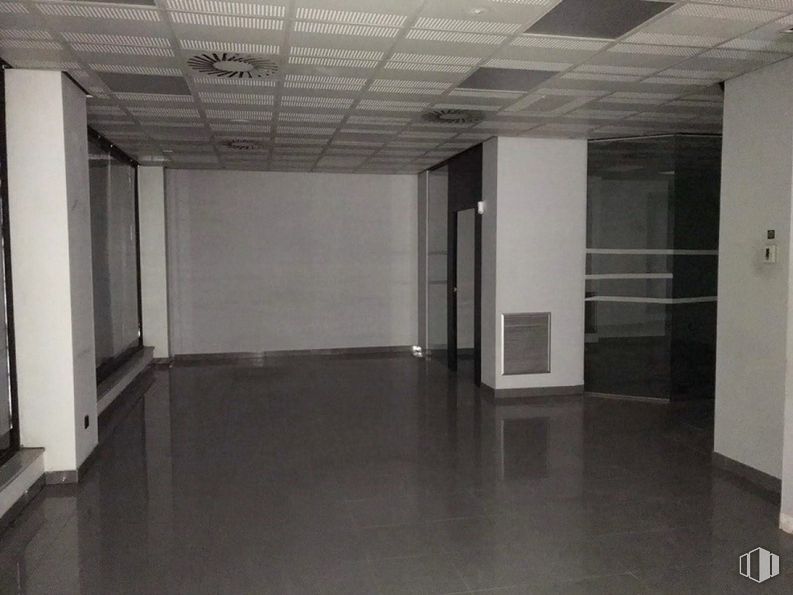 Retail for sale at Calle Isabel Colbrand, 16, Fuencarral - El Pardo, Madrid, 28050 with property, building, fixture, architecture, flooring, hall, floor, wall, door and ceiling around