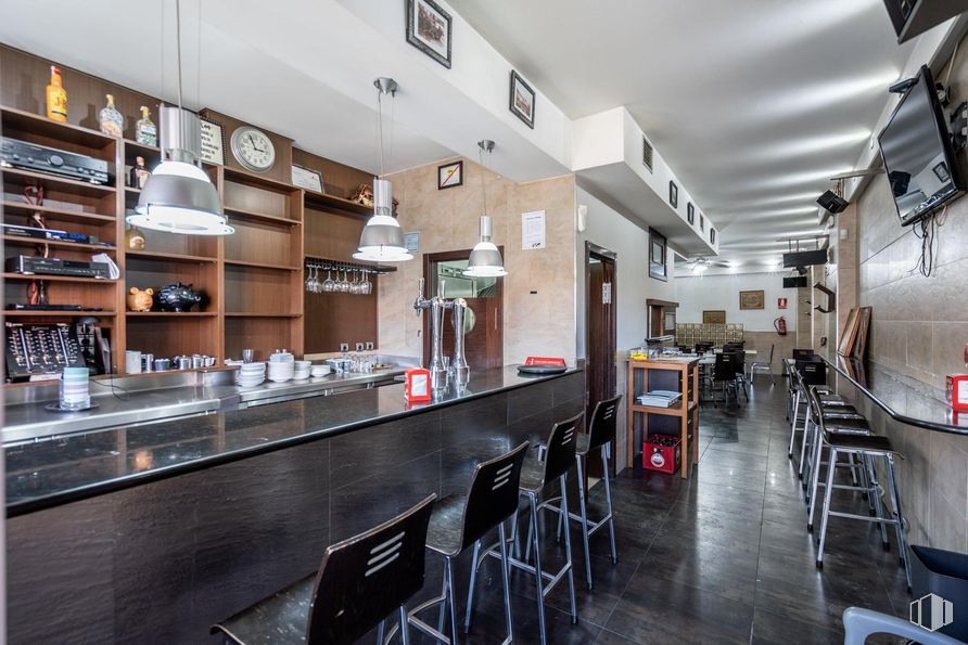 Retail for sale at Travesía de Federico García Lorca, 5, Mejorada del Campo, Madrid, 28840 with light fixture, lighting, chair, furniture, interior design, ceiling, restaurant, table, flooring and countertop around