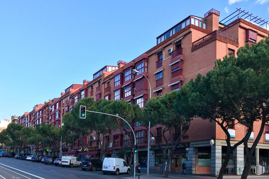 Office for rent at Calle Toledo, 171, Arganzuela, Madrid, 28005 with building, sky, wheel, tire, daytime, window, car, infrastructure, tree and vehicle around