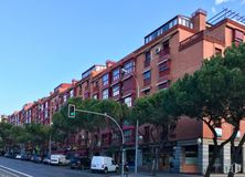 Office for rent at Calle Toledo, 171, Arganzuela, Madrid, 28005 with building, sky, wheel, tire, daytime, window, car, infrastructure, tree and vehicle around