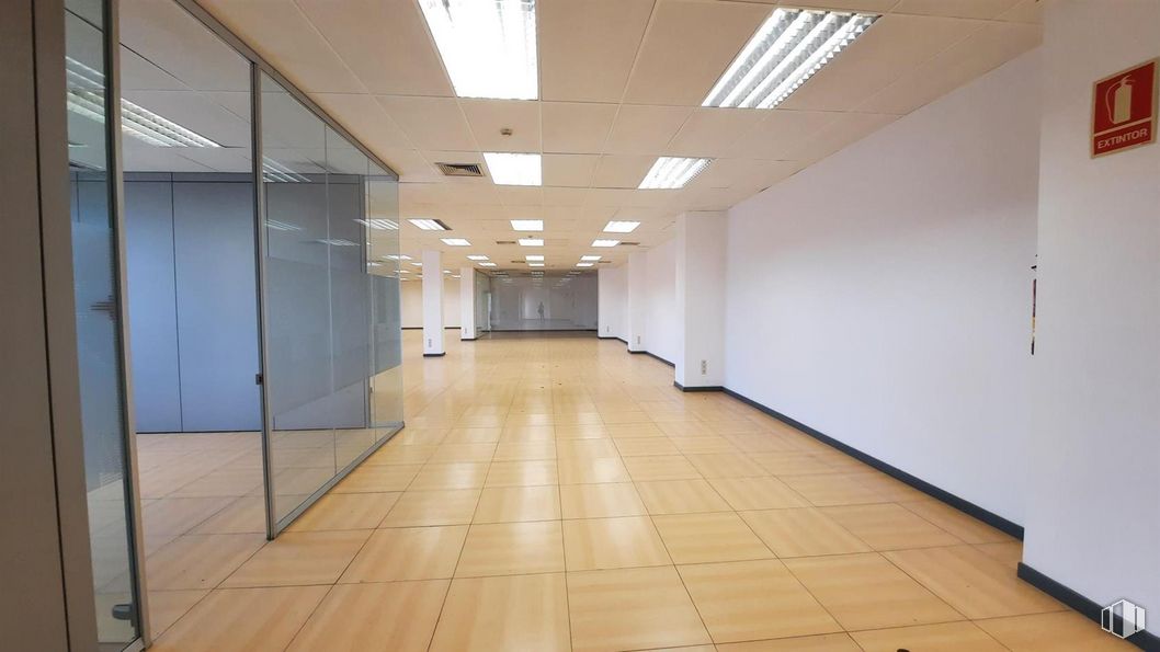 Office for rent at Calle Méndez Álvaro, 9 , Arganzuela, Madrid, 28045 with building, fixture, tile flooring, wood, flooring, floor, hall, symmetry, ceiling and door around