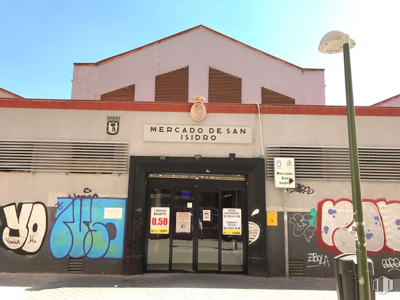 Local en alquiler en Calle San Patricio, 1, Carabanchel, Madrid, 28019 con cielo, ventana, fuente, fachada, gas, arte, edificio, edificio comercial, ciudad y puerta alrededor