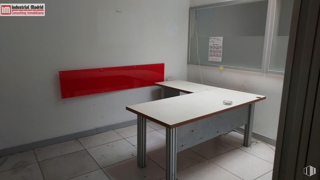 Industrial for sale at Polígono Industrial Finanzauto, Arganda del Rey, Madrid, 28500 with desk, table, property, furniture, rectangle, wood, interior design, window, flooring and floor around