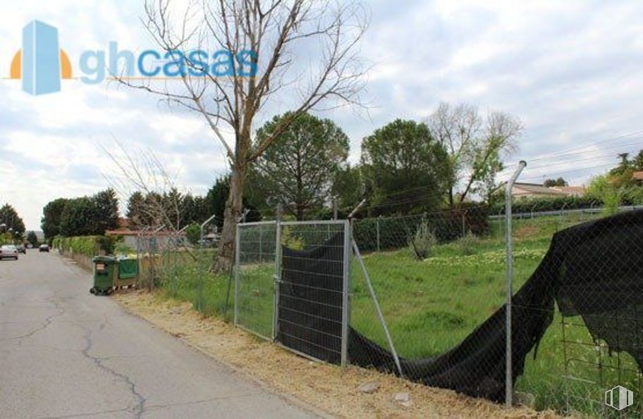 Land for sale at Calle Castillo Gormaz, Torrejón del Rey, Guadalajara, 19174 with cloud, plant, sky, tree, fence, land lot, mesh, grass, road surface and wire fencing around