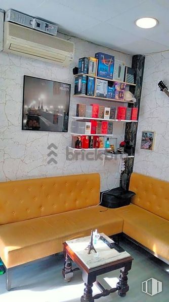 Retail for sale at Calle Zamora, Móstoles, Madrid, 28931 with couch, coffee table, television, picture frame, furniture, property, table, shelf, living room and lighting around