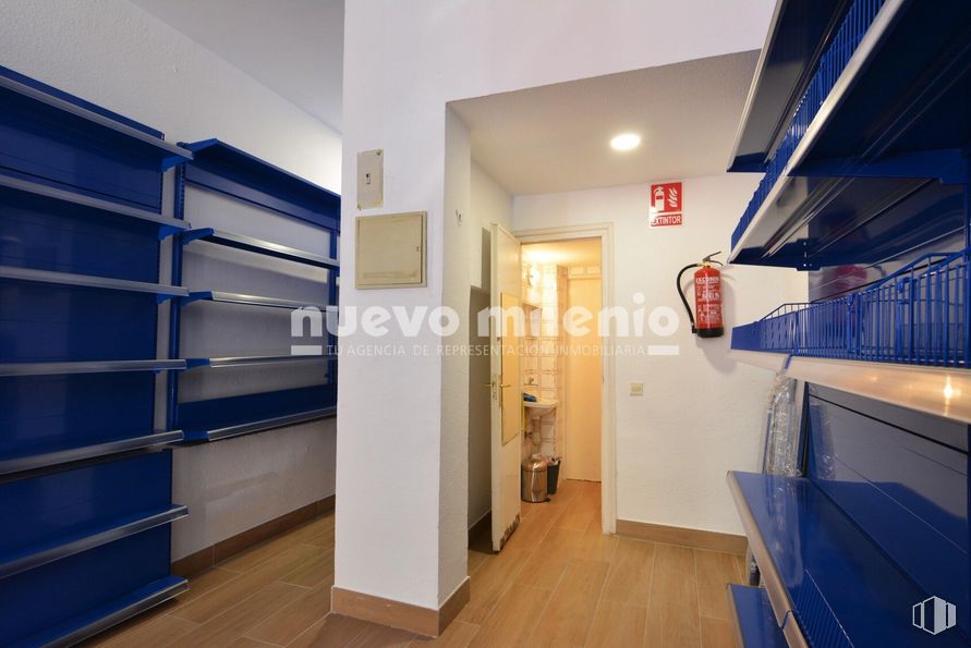 Retail for sale at Calle Jabonería, Alcorcón, Madrid, 28921 with bookcase, blue, wood, interior design, building, hall, floor, house, flooring and wall around