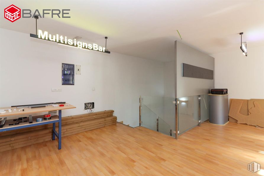 Local en venta en Avenida Córdoba, Usera, Madrid, 28026 con mesa, propiedad, edificio, madera, alumbrado, equipamiento deportivo, hall, casa, suelos y suelo alrededor