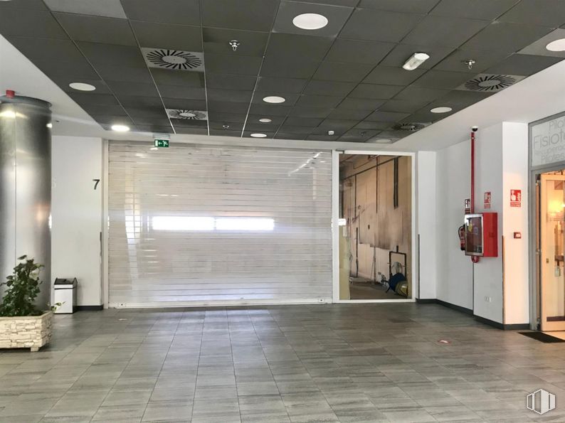 Retail for rent at Centro Comercial Los Artos, Calle César Manrique, 2A, Rivas-Vaciamadrid, Madrid, 28529 with houseplant, window blind, plant, interior design, flooring, floor, hall, ceiling, wood and tile flooring around