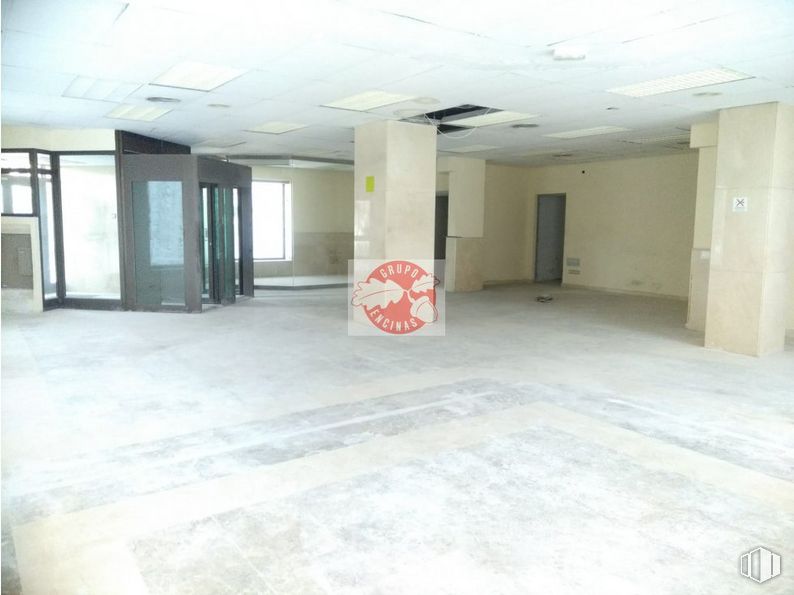 Retail for sale at Zona Valderas-Los Castillos, Alcorcón, Madrid, 28925 with hall, fixture, flooring, floor, building, parking, column, ceiling, concrete and plaster around