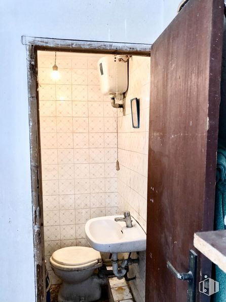 Retail for sale at Calle San José, 31, Collado Villalba, Madrid, 28400 with toilet, sink, wall, plumbing fixture, bathroom, floor, bathroom sink, plumbing, toilet seat and composite material around