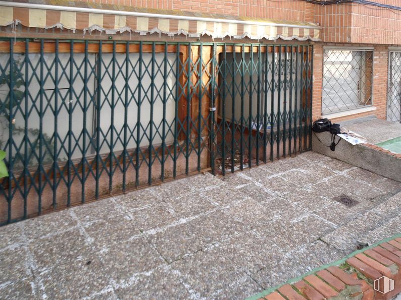 Retail for sale at Casco antiguo, Las Rozas de Madrid, Madrid, 28230 with window, fence, wood, composite material, brickwork, home fencing, brick, baluster, metal and facade around