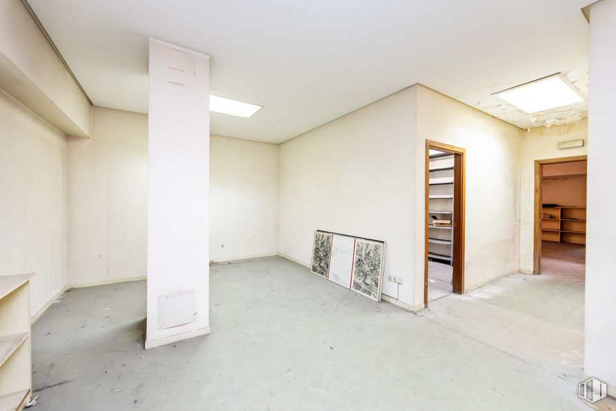 Retail for sale & for rent at Calle Gaztambide, Chamberí, Madrid, 28015 with building, fixture, wood, interior design, hall, flooring, floor, door, ceiling and house around