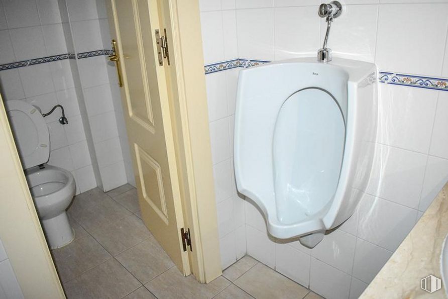 Local en alquiler y venta en Calle Burgohondo, Ávila, 05002 con inodoro, puerta, accesorios de fontanería, cuarto de baño, accesorio, interiorismo, urinario, asiento del inodoro, suelo y fontanería alrededor