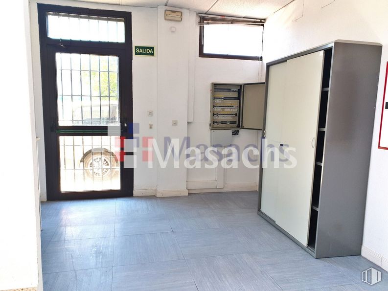 Nave en alquiler en Zona industrial Guadalix, San Agustín del Guadalix, Madrid, 28750 con armario, ventana, puerta, accesorio, exterior del automóvil, suelos, vidrio, puerta del vehículo, edificio y techo alrededor