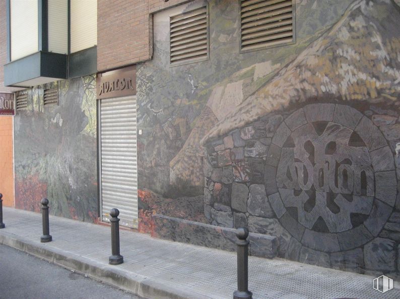 Local en alquiler en Calle Jardín, 28, San Fernando de Henares, Madrid, 28830 con ventana, superficie de la carretera, albañilería, edificio, arte, ladrillo, acera, fachada, ciudad y asfalto alrededor