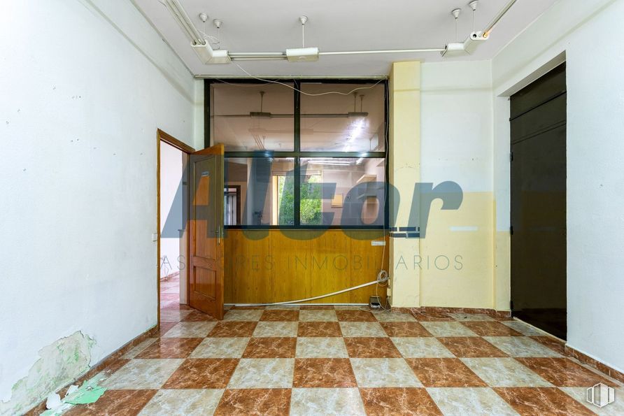 Local en venta en Paseo Pontones, Arganzuela, Madrid, 28005 con accesorio, puerta, interiorismo, suelo, suelos, suelo de baldosas, madera, hall, pared y techo alrededor