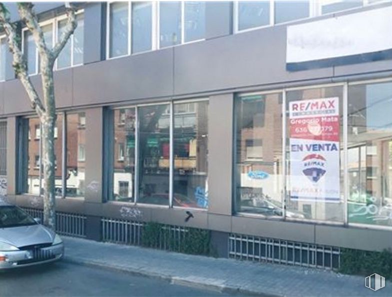 Local en alquiler y venta en Avenida Leopoldo Calvo - Sotelo Bustelo, 10, Pozuelo de Alarcón, Madrid, 28224 con coche, edificio, luz de estacionamiento automotriz, ventana, vehículo, iluminación automotriz, fachada, coche de lujo personal, exterior automotriz y placa de matrícula del vehículo alrededor