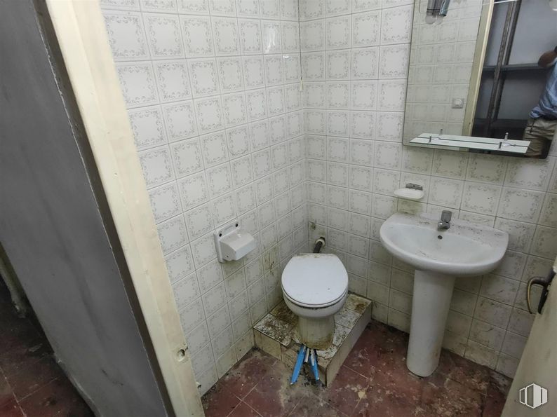 Retail for sale at Calle Cavanilles, Retiro, Madrid, 28007 with toilet, sink, top, mirror, plumbing fixture, bathroom sink, tap, bathroom, purple and building around