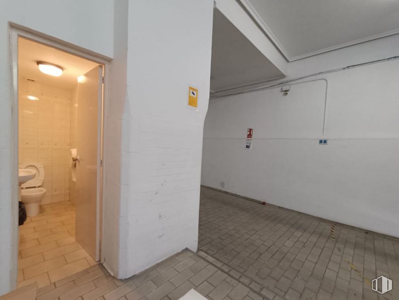 Local en venta en Calle Londres, Salamanca, Madrid, 28028 con inodoro, cuarto de baño, accesorio, suelo, suelos, fregadero, accesorios de fontanería, edificio, material compuesto y casa alrededor