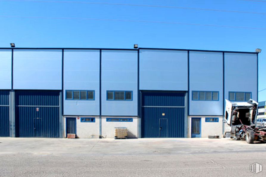 Industrial for sale at Calle Velázquez, Huecas, Toledo, 45511 with building, door, sky, tire, wheel, automotive tire, asphalt, shade, gas and commercial building around