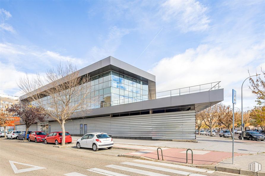 Local en alquiler en Edificio Leguario, Avenida del Leguario, 49, Parla, Madrid, 28980 con coche, nube, cielo, edificio, rueda, vehículo, diseño urbano, ciudad, fachada y árbol alrededor