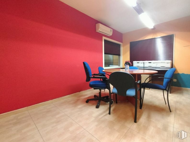 Oficina en alquiler en Zona Industrial, Coslada, Madrid, 28823 con silla, mesa, mesa de cocina y comedor, mueble, edificio, silla de oficina, madera, suelos, escritorio del ordenador y suelo alrededor