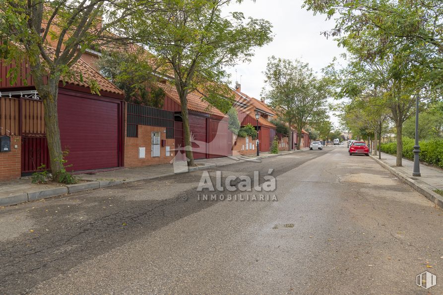 Retail for sale at Calle Valdeorilla, Daganzo de Arriba, Madrid, 28814 with plant, building, sky, tree, road surface, asphalt, land lot, house, residential area and thoroughfare around