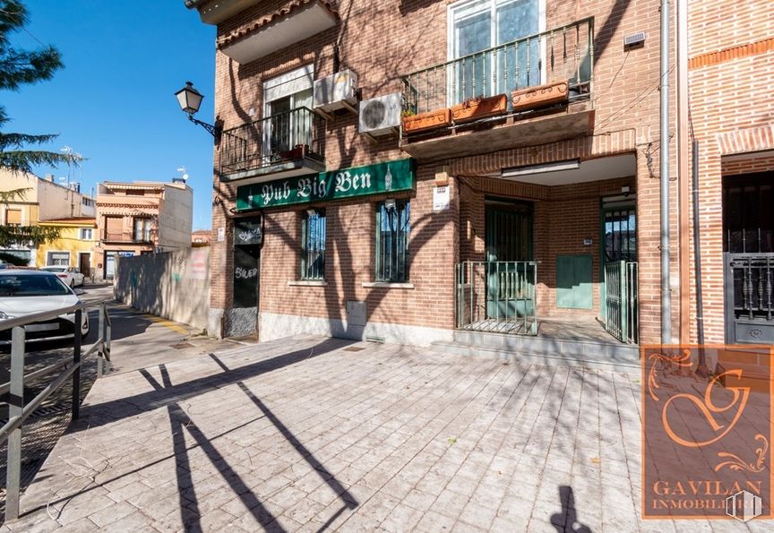 Local en alquiler y venta en Plaza Jardín, Daganzo de Arriba, Madrid, 28814 con coche, edificio, ventana, día, cielo, madera, superficie de carretera, diseño urbano, ladrillo y barrio alrededor