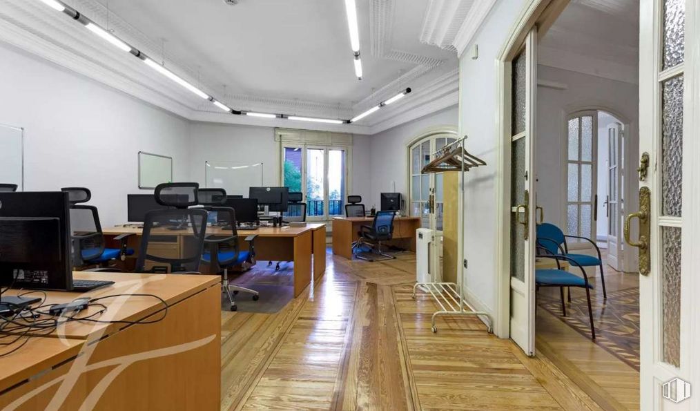 Oficina en venta en Calle Monte Esquinza, Chamberí, Madrid, 28010 con pantalla de ordenador, escritorio, silla, mueble, mesa, ordenador, interiorismo, edificio, periféricos y madera alrededor