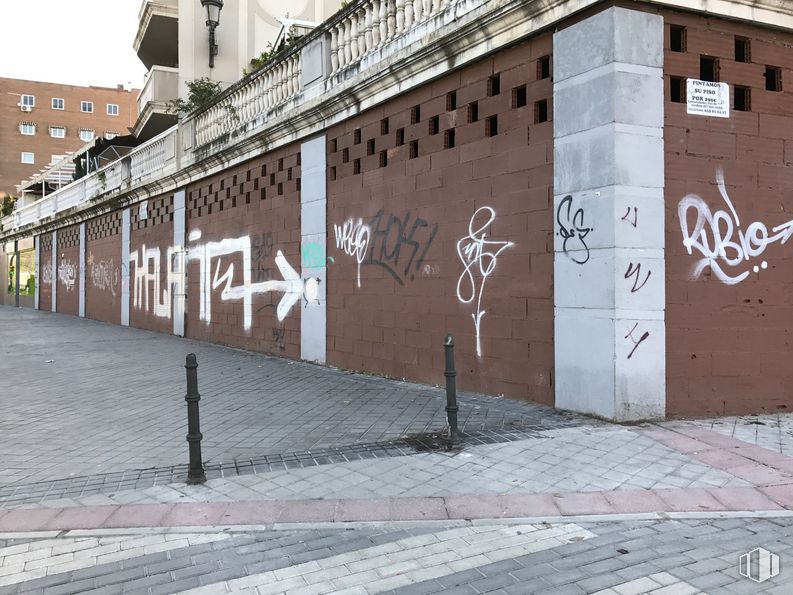 Retail for sale & for rent at Calle Lima, 45, Fuenlabrada, Madrid, 28944 with building, daytime, road surface, asphalt, brick, font, brickwork, wall, line and art around