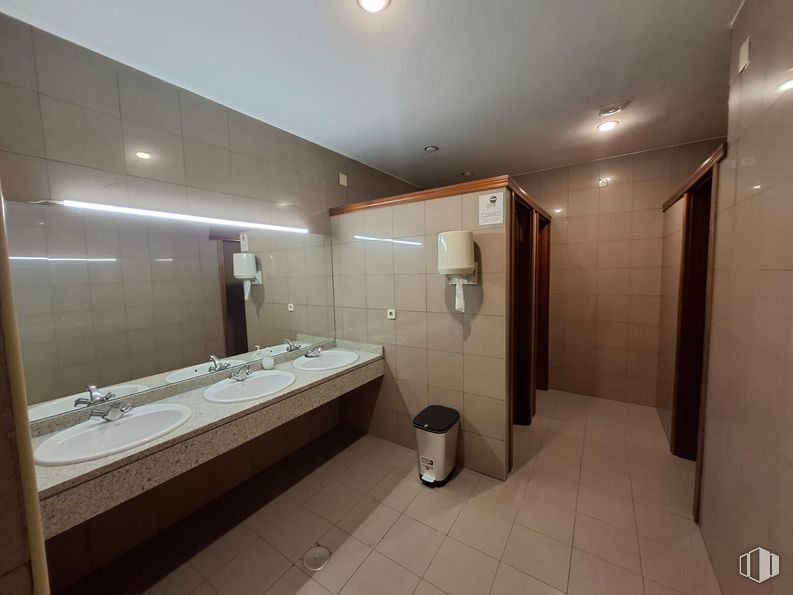 Office for rent at Avenida General Villalba, Toledo, 45003 with sink, countertop, mirror, tap, property, plumbing fixture, bathroom, bathroom sink, interior design and architecture around