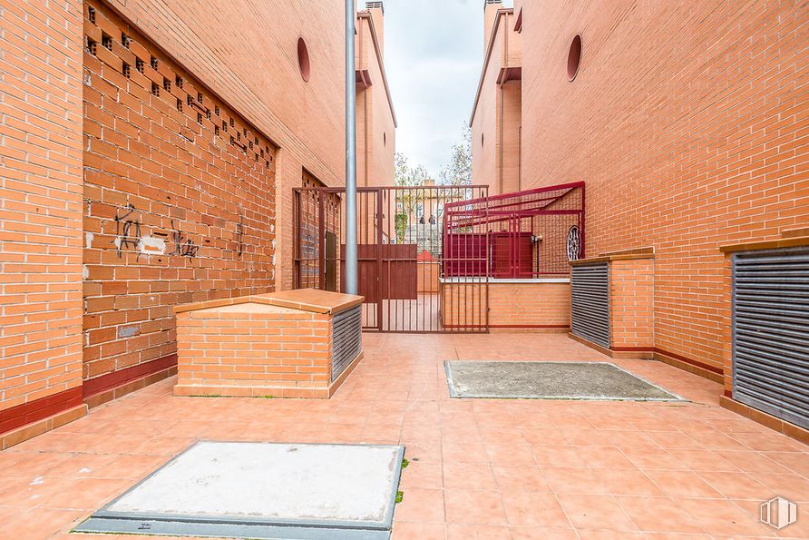 Local en alquiler y venta en Avenida Circunvalación, Daganzo de Arriba, Madrid, 28814 con mueble, edificio, albañilería, ladrillo, madera, superficie de la carretera, piso, suelo, diseño urbano y pared alrededor