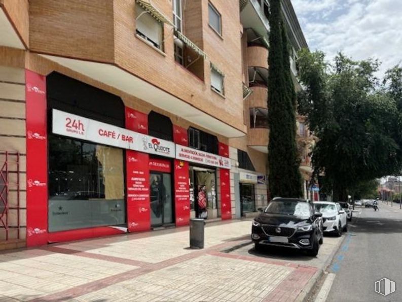 Retail for sale & for rent at Avenida de Europa, Toledo, 45003 with car, building, wheel, vehicle, window, tire, door, tree, road surface and sky around