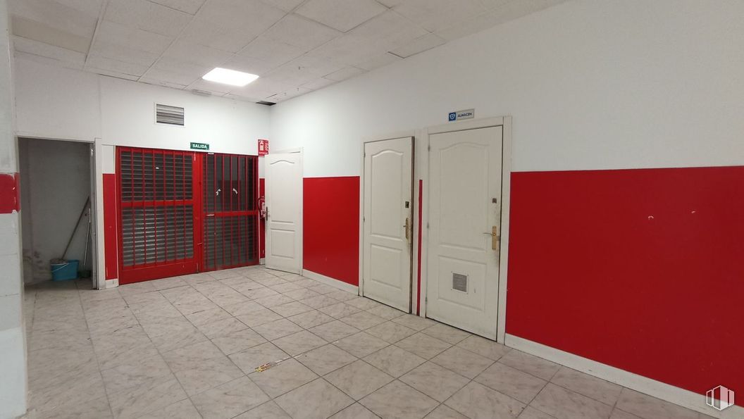 Retail for rent at Calle Nazaret, Fuenlabrada, Madrid, 28941 with door, fixture, building, floor, flooring, gas, ceiling, event, facade and handle around