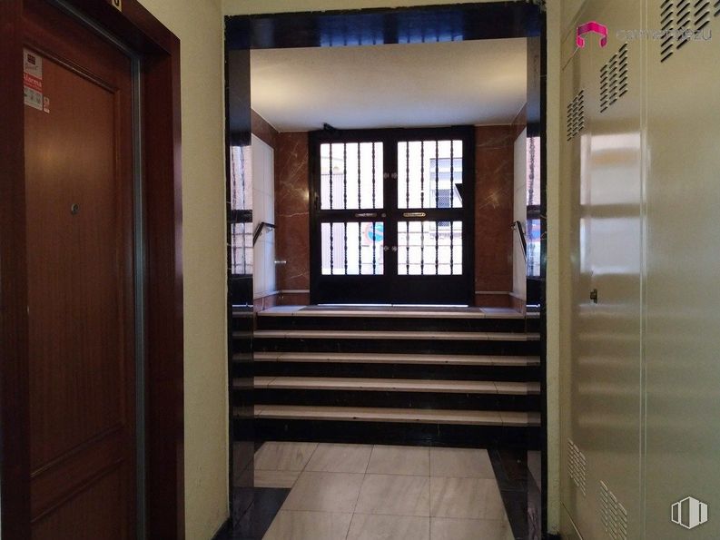 Retail for sale at Calle Carlos Rubio, 4, Tetuán, Madrid, 28039 with window, door, fixture, wood, interior design, real estate, glass, symmetry, ceiling and composite material around