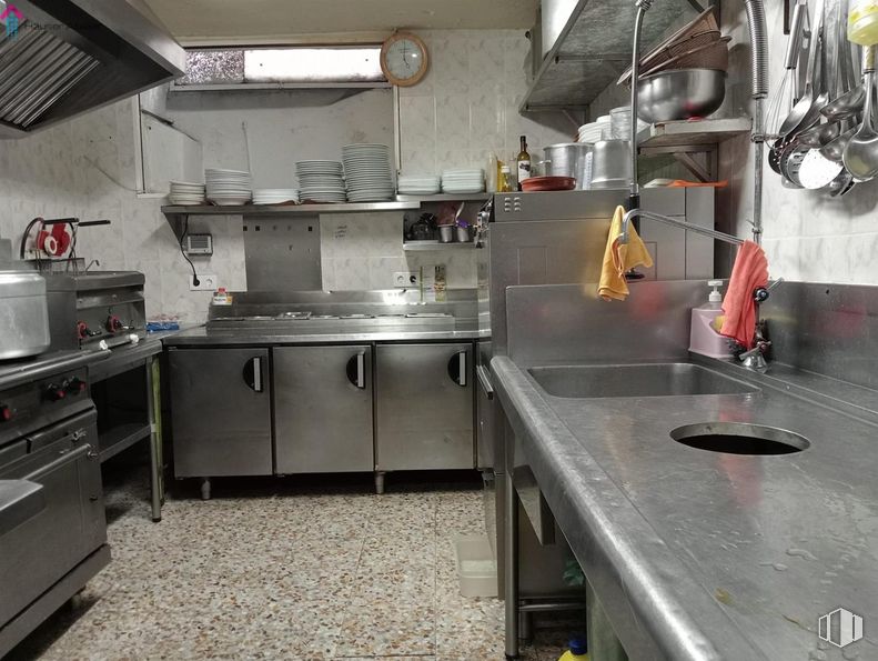 Retail for rent at Zona Fuentelarreina, Fuencarral - El Pardo, Madrid, 28034 with countertop, cabinetry, kitchen sink, property, sink, kitchen, tap, interior design, plumbing fixture and kitchen stove around