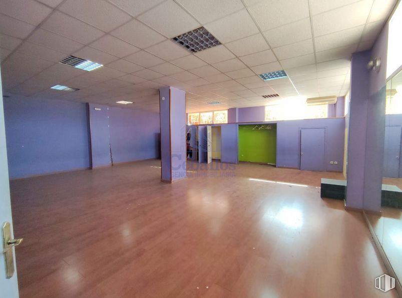 Retail for rent at Avenida Barcelona, Guadalajara, 19005 with fixture, hall, interior design, flooring, floor, wood, ceiling, cleanliness, hardwood and event around