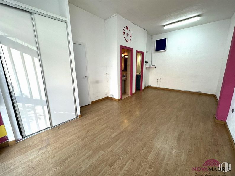 Local en alquiler y venta en Calle Callao, 34, Fuenlabrada, Madrid, 28945 con accesorio, edificio, puerta, madera, interiorismo, hall, suelos, suelo, madera dura y casa alrededor