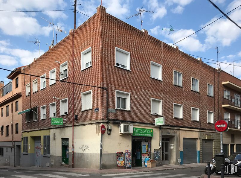 Local en venta en Calle San Leopoldo, 25, Tetuán, Madrid, 28029 con coche, edificio, nube, cielo, ventana, propiedad, infraestructura, diseño urbano, rueda y pared alrededor