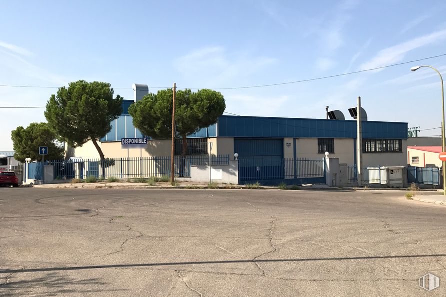 Nave en alquiler en Calle Febrero, 42, San Blas - Canillejas, Madrid, 28022 con edificio, cielo, nube, asfalto, árbol, luz de la calle, barrio, casa, zona residencial y carretera alrededor