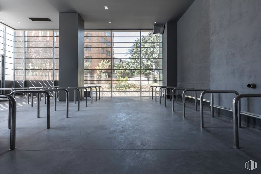 Office for rent at Torre Spínola, Cardenal Marcelo Spinola, 42, Chamartín, Madrid, 28016 with fixture, floor, flooring, shade, glass, composite material, tints and shades, building material, wood and tile flooring around