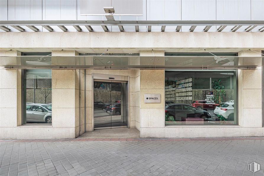 Oficina en alquiler en Edificio Puerta de Atocha, Calle Méndez Álvaro, 20, Arganzuela, Madrid, 28045 con edificio, coche, rueda, neumático, vehículo, fachada, puerta, inmobiliario, sombra y exterior del automóvil alrededor