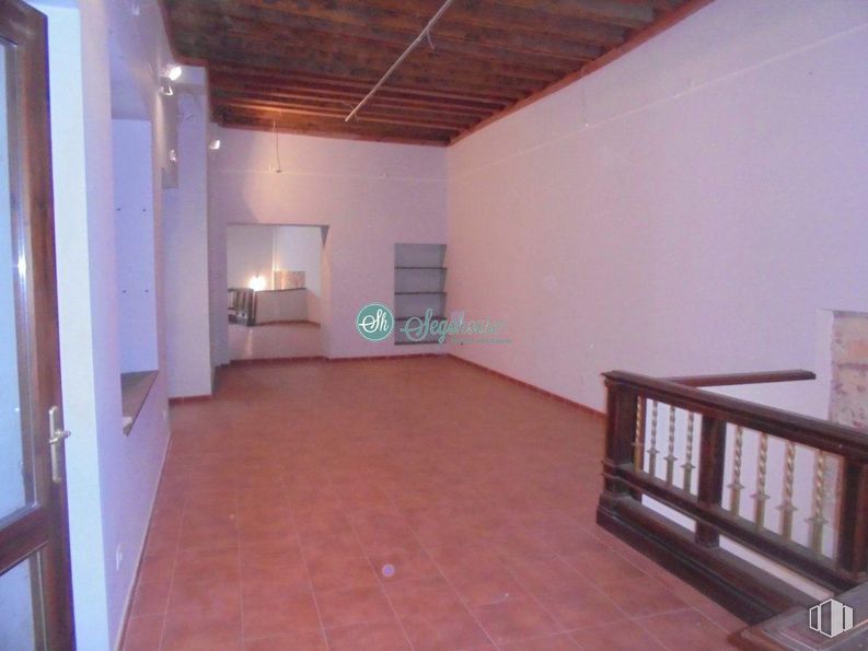 Local en alquiler en Calle San Frutos, Segovia, 40001 con cama infantil, puerta, edificio, madera, diseño de interiores, piso, suelo, casa, pasillo y madera alrededor